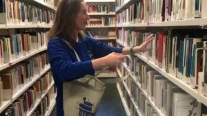 vrouw in bibliotheek